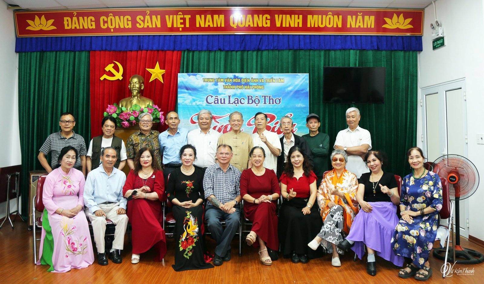 Hình ảnh Vũ Kim Thanh giao lưu với Câu lạc bộ thơ Tình Biển Hải Phòng.