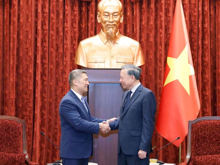 Người vác đá xây nhịp cầu dân tộc.
