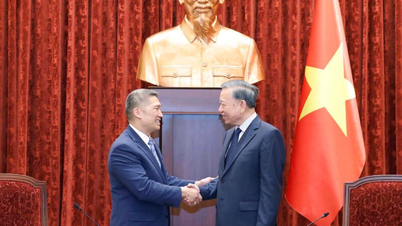 Người vác đá xây nhịp cầu dân tộc.