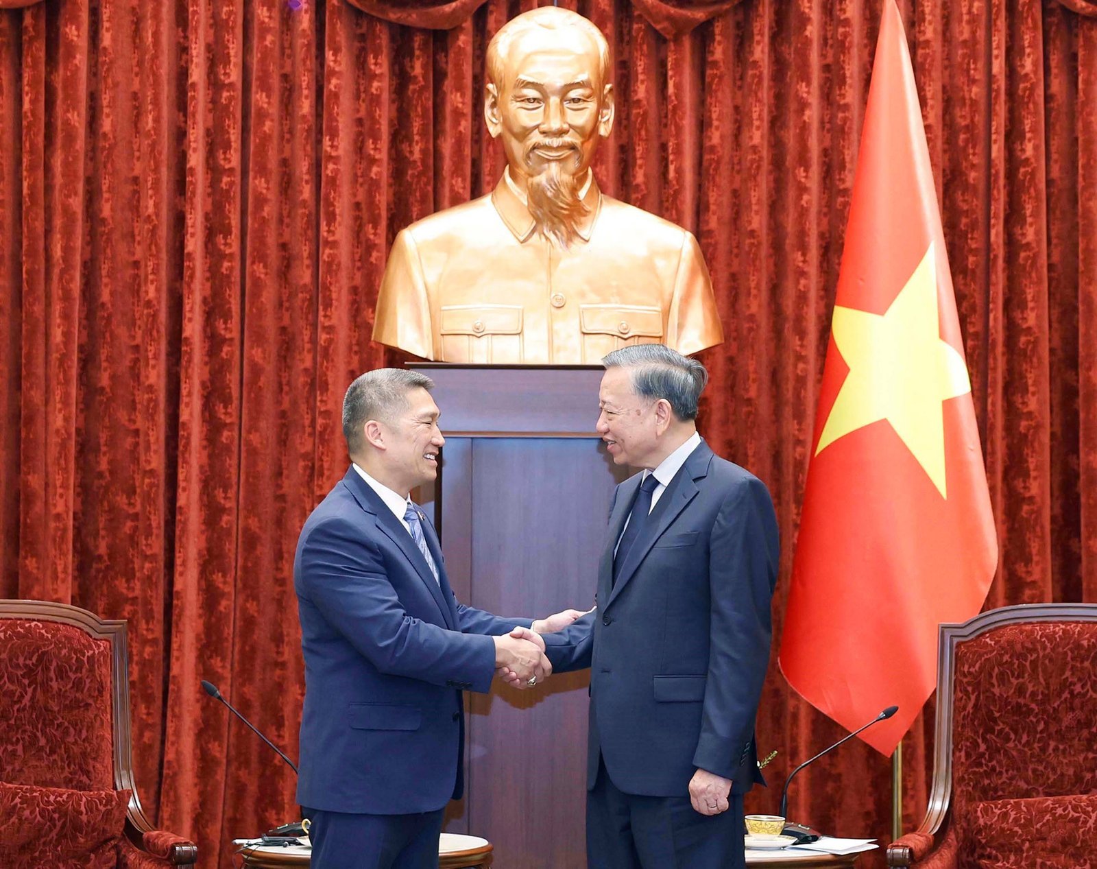 Người vác đá xây nhịp cầu dân tộc.