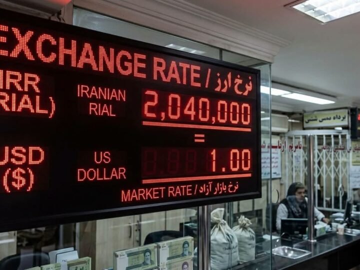 Tiền Iran sụt giá kỷ lục: 2,04 triệu rial mới đổi được 1 USD