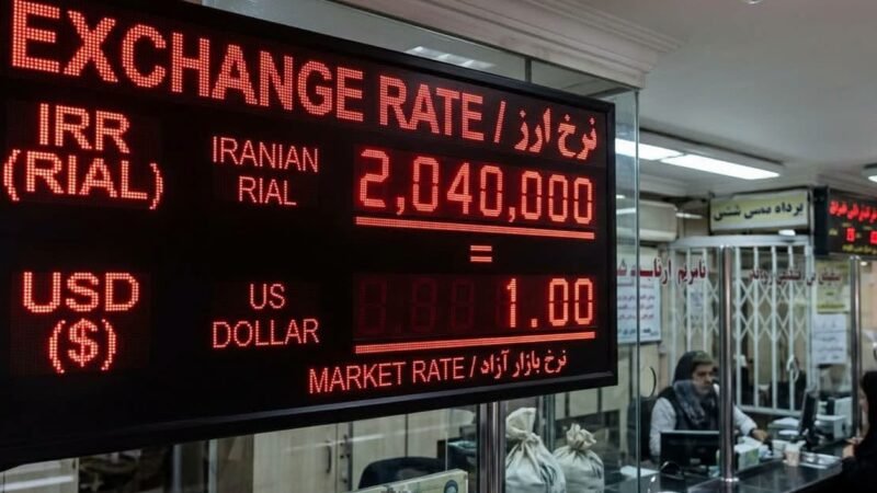 Tiền Iran sụt giá kỷ lục: 2,04 triệu rial mới đổi được 1 USD